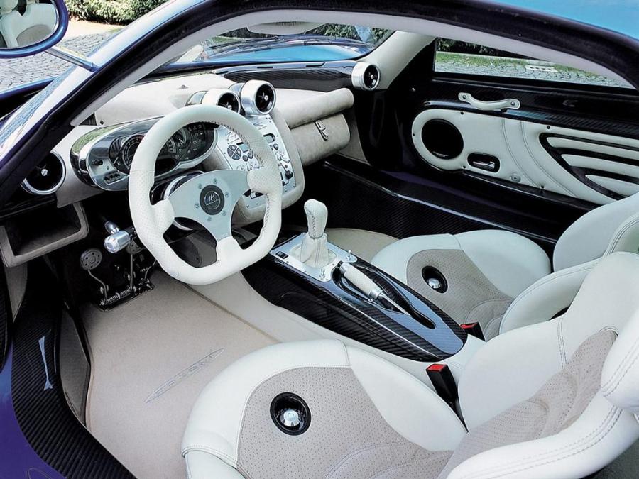 Интерьер Pagani Zonda C12 S 2000 года  (фото 3 из 17)